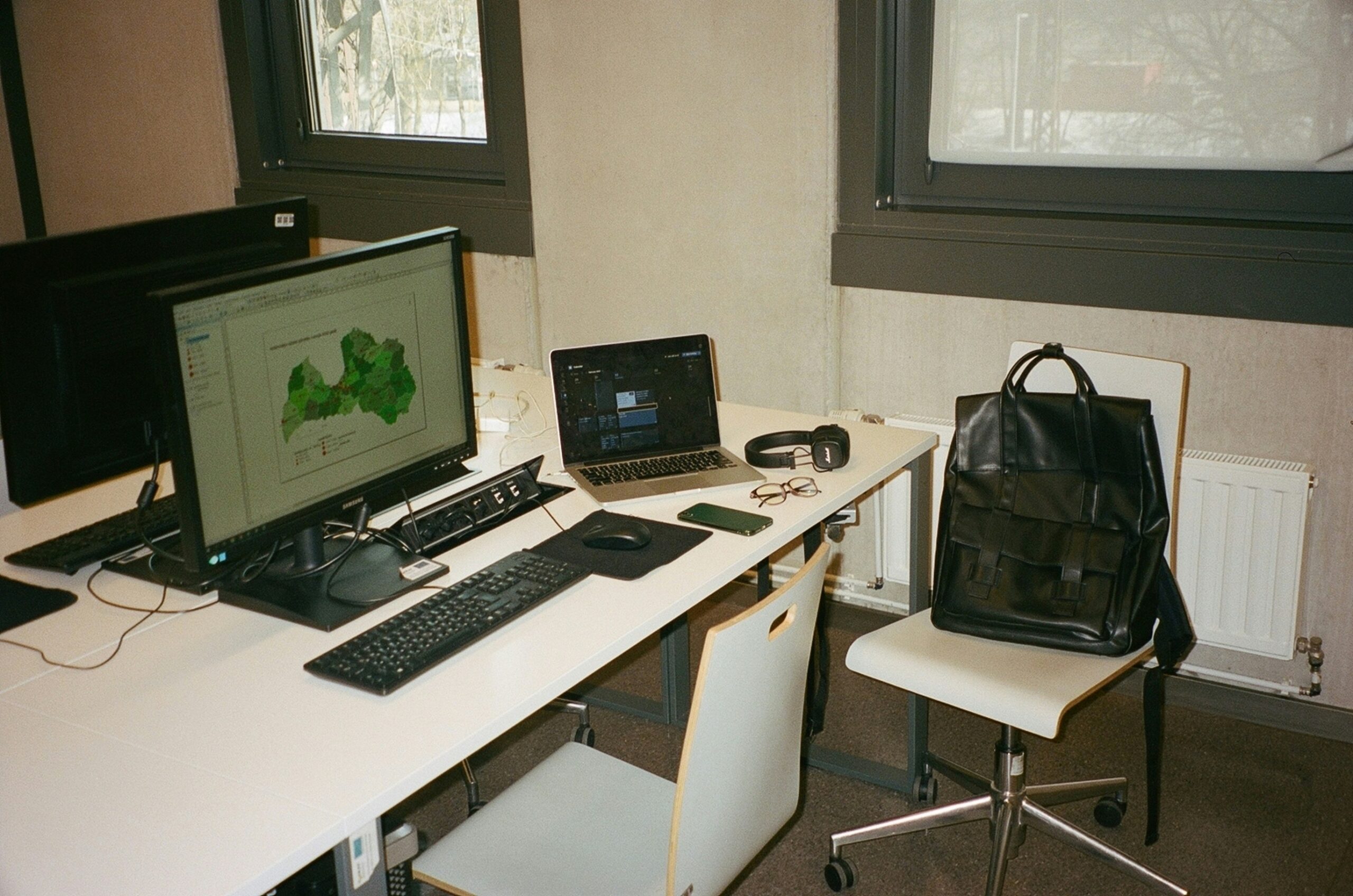 에어클래스: 언제, 어디서나 배우는 국내 최대 온라인 클래스 플랫폼, a white desk with a laptop and a computer on it